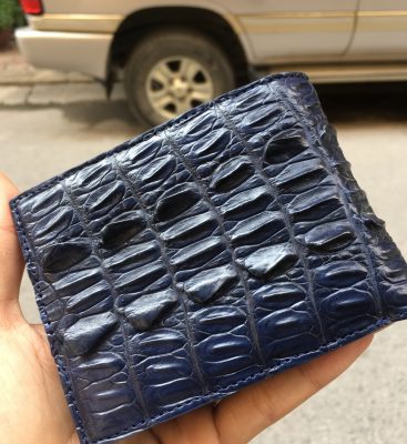 Ví da cá sấu màu xanh dương - Vân đuôi